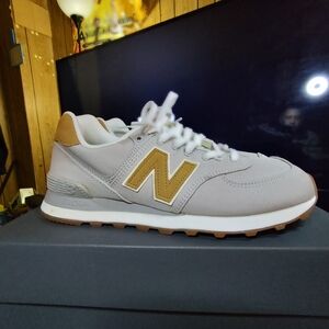 New Balance Men’s Gray and Tan Retro Runner